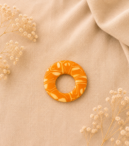 Broche à lunette ronde marbrée jaune orange