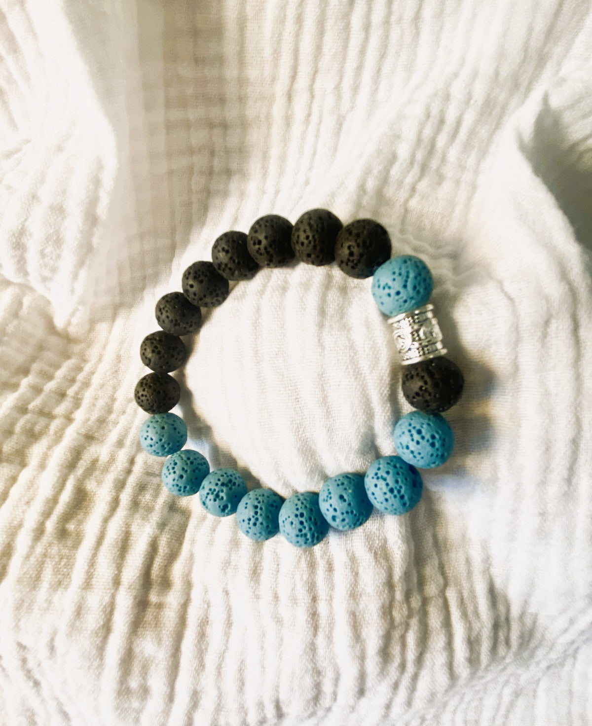 Bracelet volcanique bleu clair et noir