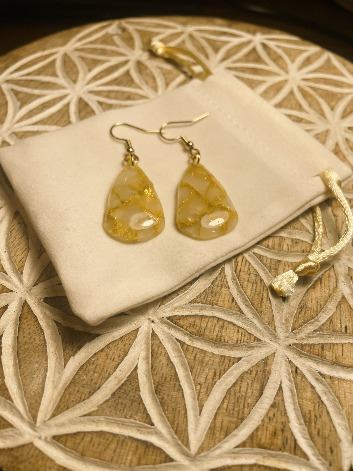 Boucles d'oreilles - inspiration minérale traslucide et or - fait main